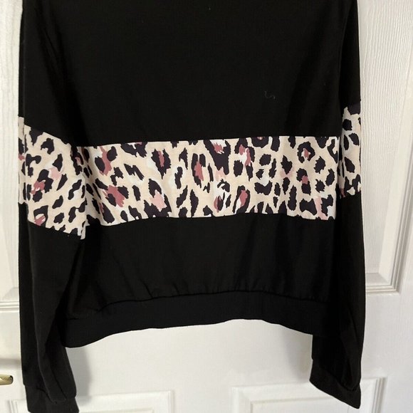BLACK SHIRT WITH LEAPARD STRIPES ON SLEEVE &MIDDLE Size M - Picture 5 of 7